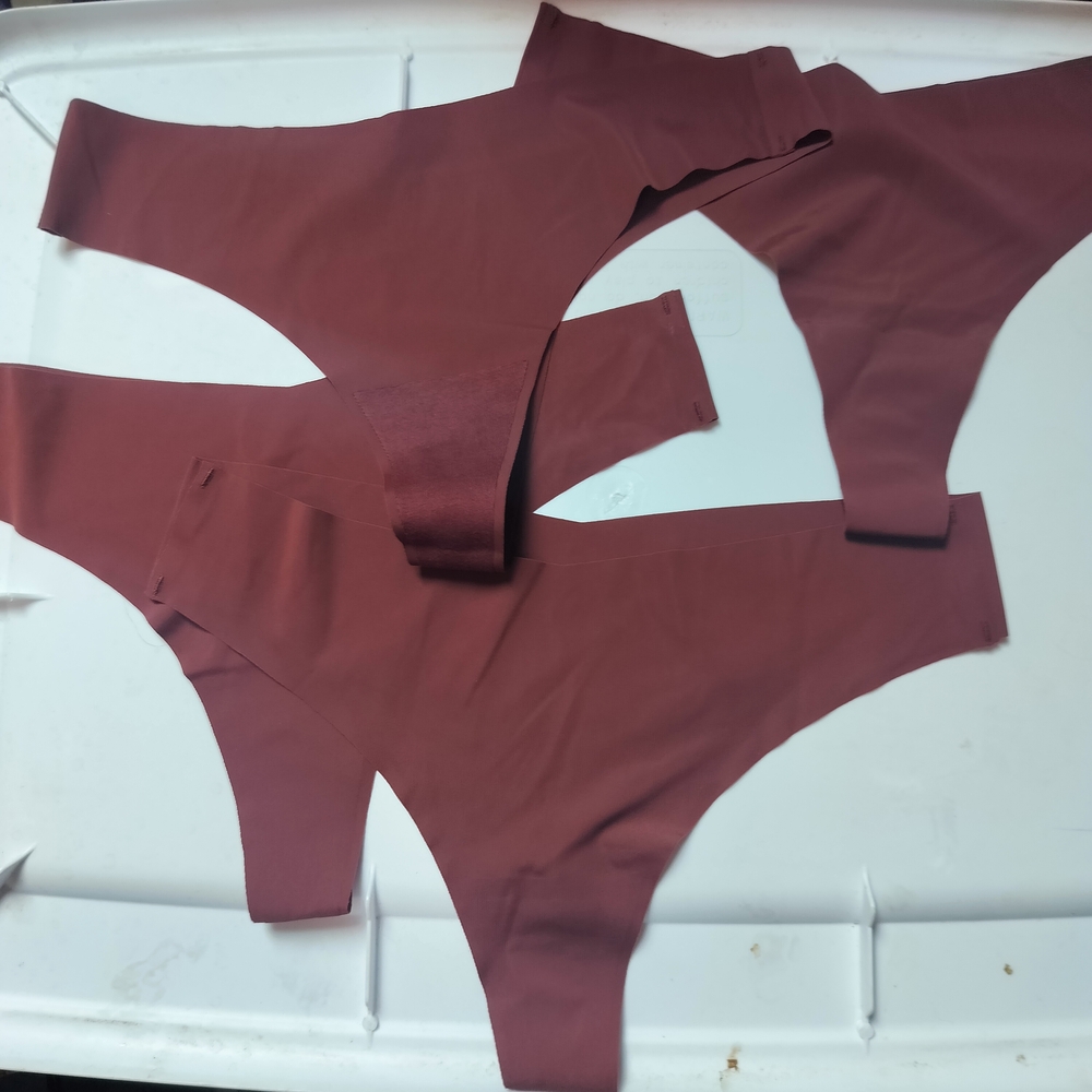 Seamless Burgundy Thong Set